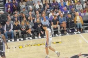 布朗尼都没得上！湖人轮换第9人是个双向现场球迷：这™谁啊