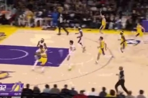 八村塁反击被切球&裁判吹出界 湖人挑战成功&阿夫迪亚犯规送两罚