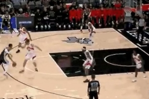 少林寺圣僧！？文班亚马外线运球拜佛过人 突破后被犯规倒地