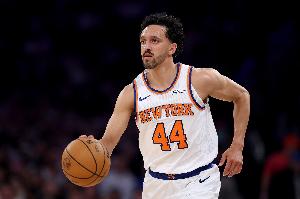 迈克-布朗谈沙梅特先发：他打球很有节奏敢于对抗 有空位能投进