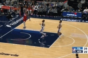 攻防建功！惠特摩尔抢断反击一条龙 起飞单臂暴扣