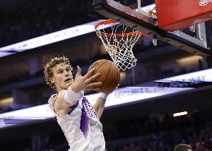 继续高效表现！马尔卡宁半场10中7&三分4中2轰下两队最高19分