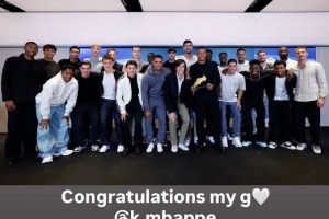 姆巴佩领取欧洲金靴奖！贝林厄姆社媒晒全队合影：祝贺我的兄弟