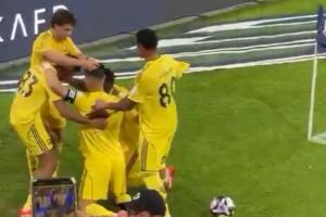 嗨爆！绝杀后菲利克斯捡起发带给C罗戴上，C罗随后还跳舞庆祝