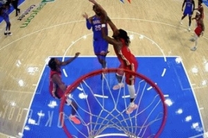 下手挺狠！卢尼一掌击中阿杰伊-米切尔面部 被吹一级恶意犯规