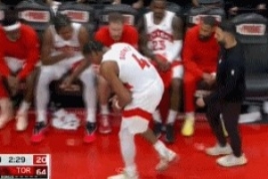 挺突然的！斯科蒂-巴恩斯手部不适返回更衣室