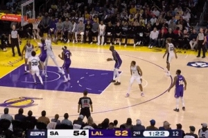 惊险刺激！拉拉维亚赶在文班亚马补防之前上篮得分