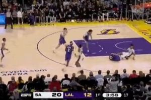 吓人呀！东契奇试图反击被卡斯尔绊倒 摔到地板上贼疼