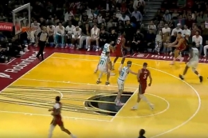 乱箭穿心！维金斯追身三分再进 热火单节命中第10记三分！