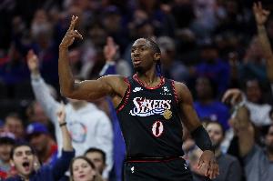 沦为空砍！马克西26中10拿到33分4板7助2断 末节独得15分