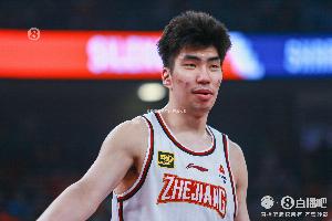 媒体人：余嘉豪涨球了 对抗和传球选择让人眼前一亮 更轻盈果断了