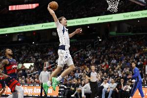 这天赋！弗拉格从天而降欲补扣遭犯规 雄鹿选择挑战但未能成功