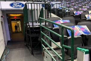 Stein：哈里森观赛时座位旁会放置便携式阶梯 以便其随时快速离场