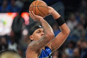 手感还不错！班凯罗半场10中6拿到16分3板3助