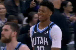 上半场完美ending！5号秀贝利积极拼抢 送上压哨补篮！