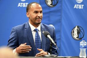 你等着我给你打就完了！队记：哈里森刚上任时电话经常打不通