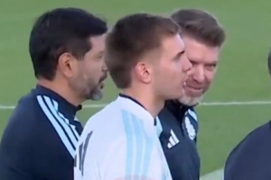 心系国家队！马斯坦托诺来到训练营，观看阿根廷队训练