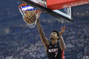 仙人指路！拉松抛传输送炮弹 韦尔起飞空接暴扣打停骑士