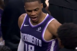 上场就有效！国王6.8秒进攻 威少快速空切人群中命中压哨挑篮！