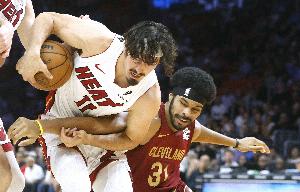 哈克斯：真正强队不论谁上都能打好比赛 会把失利当作学习机会