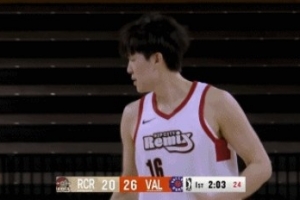 小细节得注意！杨瀚森积极给队友作掩护 但被吹进攻犯规！