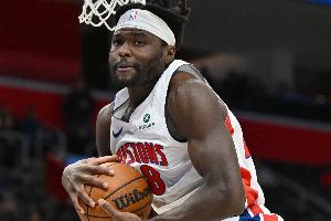 你这太快了！斯图尔特替补不到2分钟已经个人三犯