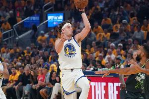 还不错！波杰姆斯基三分6中3砍下10分3篮板3助攻 没有失误