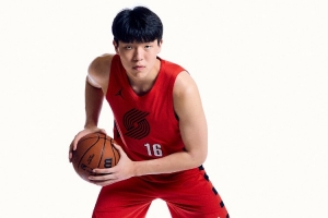 媒体人：杨瀚森的首秀还算打得不错 找到一些比赛的感觉和自信心