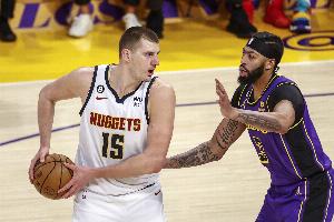 名记：浓眉希望湖人补强中锋保护自己的健康 球队想保留未来资产