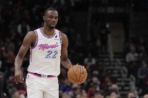 正负值-17！维金斯半场7中2仅拿7分1助攻