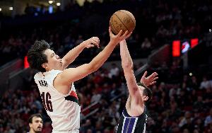 队记：发展联盟没像样的中锋 尤班克斯那样的都没有 但有锻炼价值