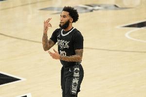 手感来了！尚帕尼再中一记追身三分球打停勇士