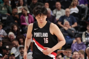 媒体人：G联赛目前对杨瀚森是最好平台 对身体技术&自信很有帮助