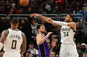 都是背靠背！ESPN预测明日胜率：湖人44.4% 雄鹿55.6%更被看好