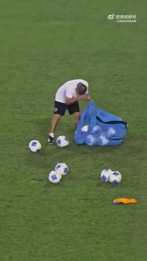 无缘世界杯！危地马拉的装备管理员一边工作，一边忍不住痛哭