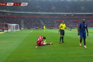 莱万争抢时拉伤，但仍暂时坚持比赛