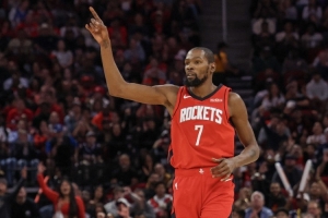 感觉来了！杜兰特反击接小贾传球 再中一记追身三分