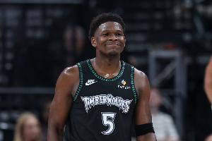 金蝉脱壳！爱德华兹欧洲步破解包夹 杀进内线上篮得手