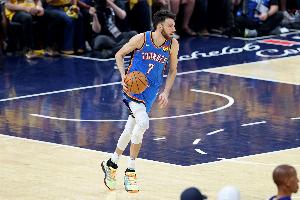 一步过！霍姆格伦侧翼接球一步晃倒卡尔克布伦纳完成单手劈扣