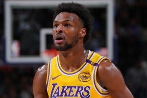 年轻人的配合！布朗尼断球反击助攻新秀蒂耶罗暴扣