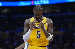 攻防完美！艾顿上半场10投7中砍下16分6篮板2抢断 正负值+17