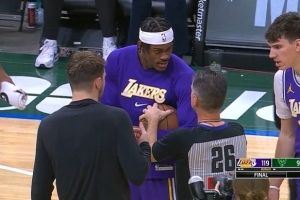 气不过！范德彪昨日与裁判上演“抢球” 赛后社媒开炮：垃圾裁判