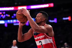 低迷！麦科勒姆半场6投仅1中拿到3分 三分4中1